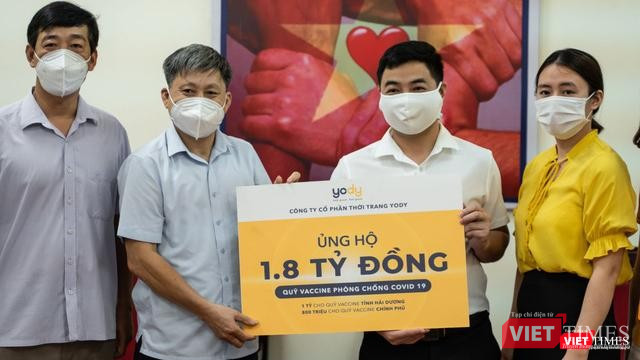Đại diện YODY và đại diện Mặt trận Tổ quốc tỉnh Hải Dương trong buổi trao tặng 1,8 tỉ đồng từ YODY cho quỹ ủng hộ vaccine Covid-19 Ảnh: NVCC Đại diện YODY và đại diện Mặt trận Tổ quốc tỉnh Hải Dương trong buổi trao tặng 1,8 tỉ đồng từ YODY cho quỹ ủng hộ vaccine Covid-19 Ảnh: NVCC