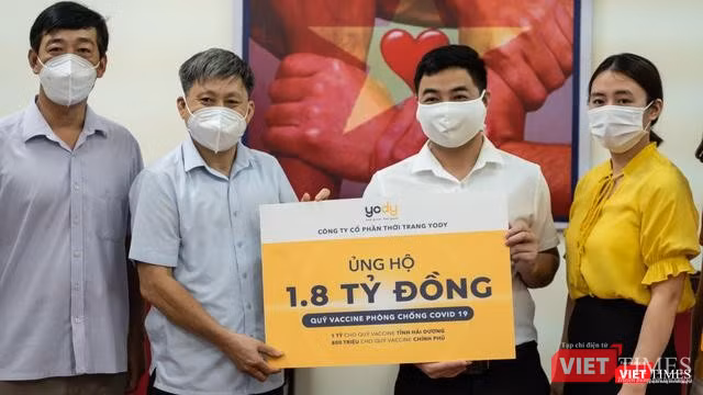 Đại diện YODY và đại diện Mặt trận Tổ quốc tỉnh Hải Dương trong buổi trao tặng 1,8 tỉ đồng từ YODY cho quỹ ủng hộ vaccine Covid-19 Ảnh: NVCC