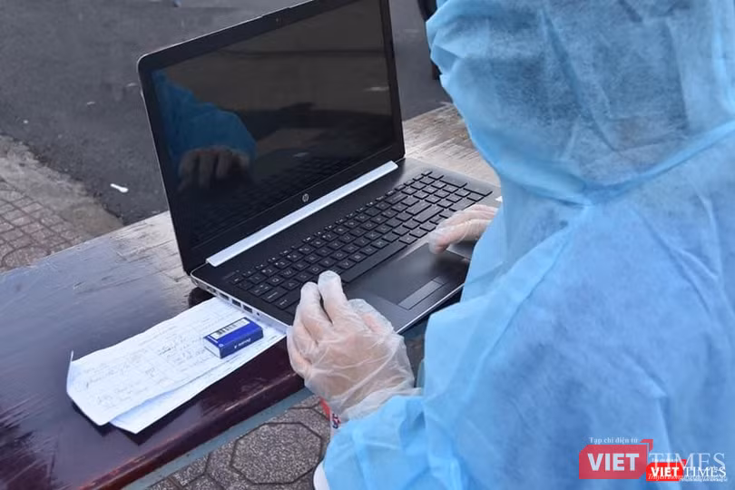 Việc nhập liệu được thực hiện ngay tại hiện trường để đáp ứng kịp thời công tác xét nghiệm, trả kết quả chỉ trong vòng 15- 25 phút.