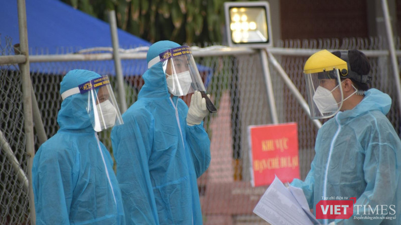 Ngoài Trung tâm Cấp cứu 115, còn rất nhiều thành viên tự nguyện tham gia vận chuyển F0 xuyên đêm đi cách ly. Ảnh: HCDC