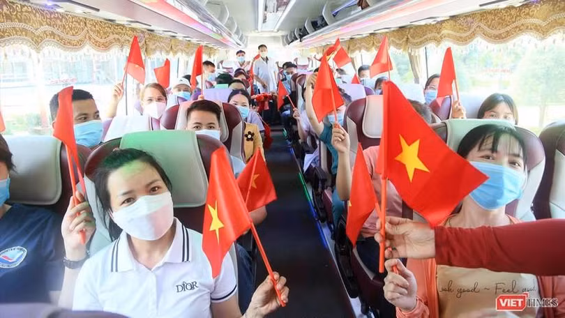 Đoàn y bác sĩ Bệnh viện Đa khoa Trung ương Quảng Nam lên đường hỗ trợ TP.HCM chống dịch COVID-19 - Ảnh: Hồ Xuân Mai