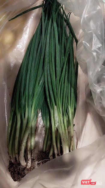 Một bó hành lá có giá 50.000 đồng được mua nguồn từ bên ngoài , tuyệt nhiên không có trong siêu thị (Ảnh: Hoà Bình)