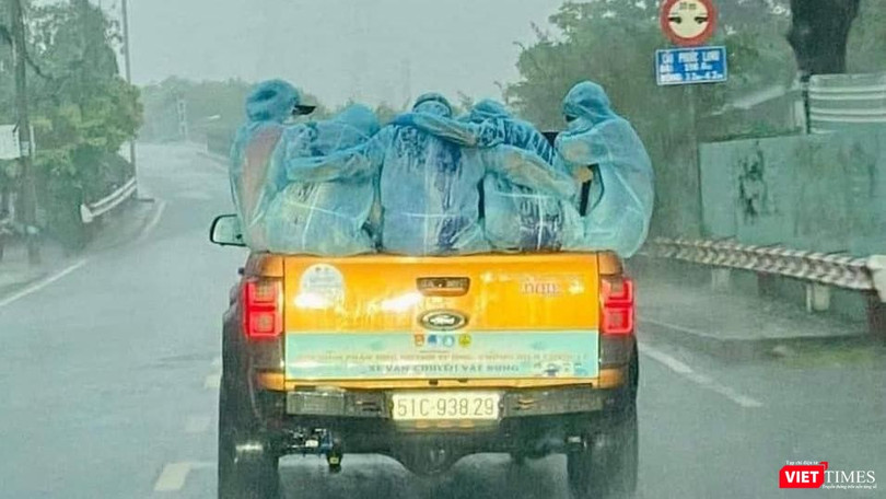 Đoàn công tác đến lấy mẫu xét nghiệm COVID-19 cho các quận, huyện đội mưa Sài Gòn đi chống dịch - Ảnh: CTV