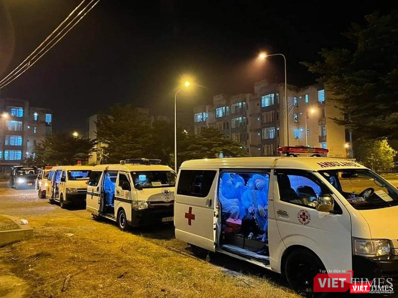 Những đoàn xe cấp cứu chở F0 xuyên đêm đi nhập viện trong tâm dịch - Ảnh: HCDC Những đoàn xe cấp cứu chở F0 xuyên đêm đi nhập viện trong tâm dịch - Ảnh: HCDC