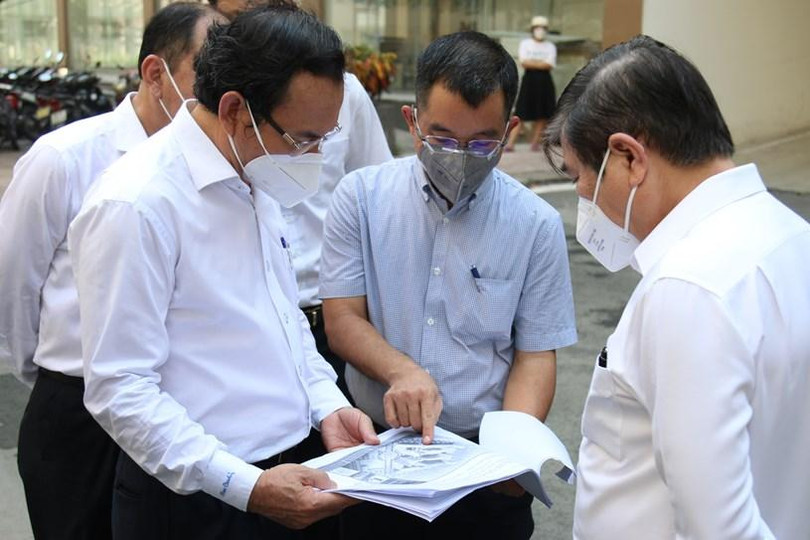 Bí thư Thành ủy Nguyễn Văn Nên (bên trái) và Chủ tịch UBND TP Nguyễn Thành Phong bên phải) kiểm tra Khu cách ly F1 tại Khu tái định cư 38,4 ha, Chung cư R1, R2, R3 (phường An Khánh, TP Thủ Đức) ngày 11/7/2021. Ảnh: Long Hồ.