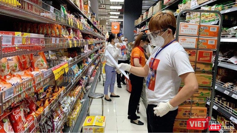 Quầy đồ khô nguồn cung dồi dào tại một siêu thị Co.opmart - Ảnh Hoà Bình