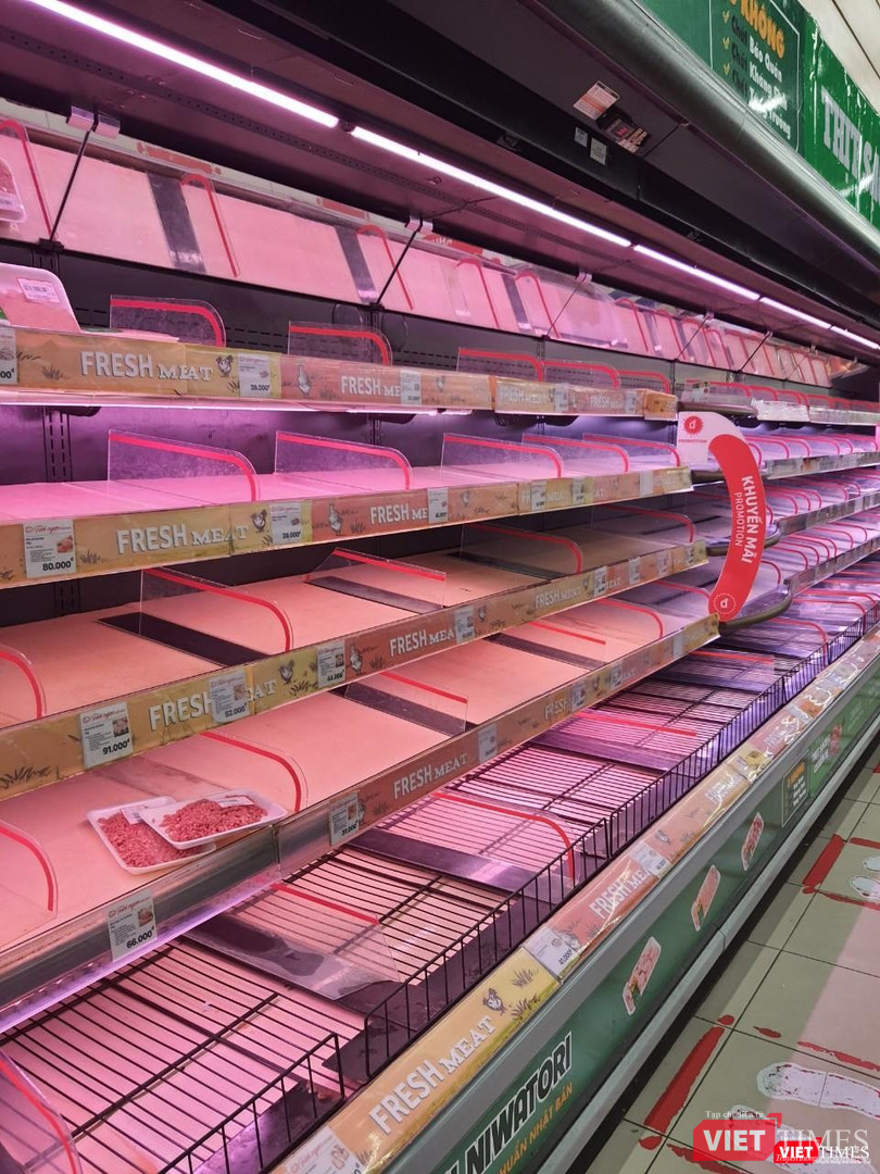 Quầy thực phẩm lúc khoảng 16 giờ chiều tại siêu thị Lotte (quận 7)