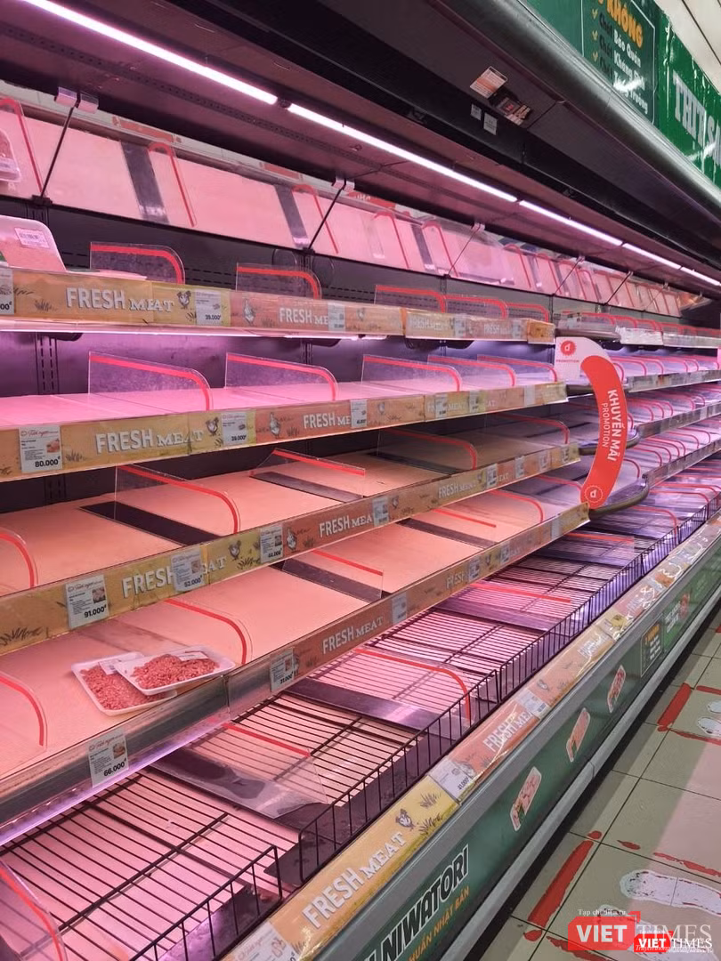 Quầy thực phẩm lúc khoảng 16 giờ chiều tại siêu thị Lotte (quận 7)