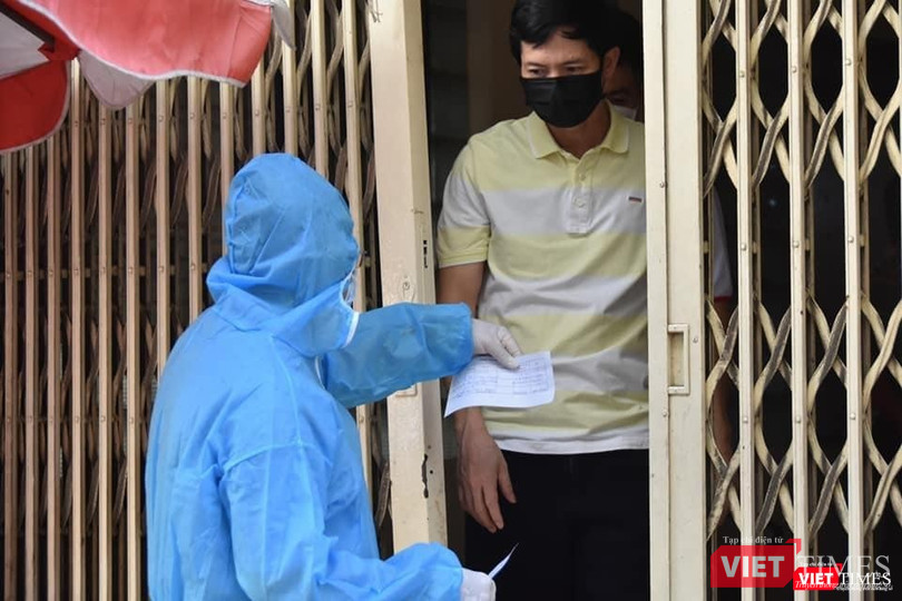 Nhân viên y tế phường đến từng nhà mời đi lấy mẫu xét nghiệm để đảm bảo giãn cách