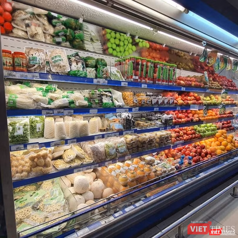 Quầy đông lạnh tại một siêu thị chất đầy hàng hoá nhưng vắng người dân tới mua