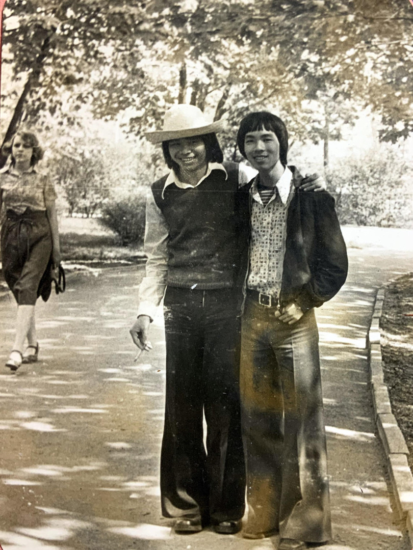 Tác giả và Quang Hói chụp tại Công viên Donetsk đầu tháng 5.1979. Courtesy of Nguyễn Thiều Quang.