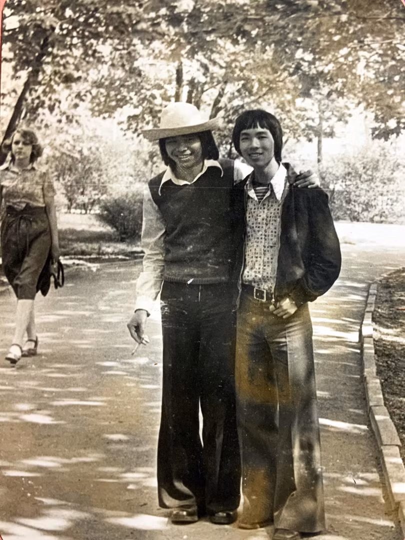 Tác giả và Quang Hói chụp tại Công viên Donetsk đầu tháng 5.1979. Courtesy of Nguyễn Thiều Quang.