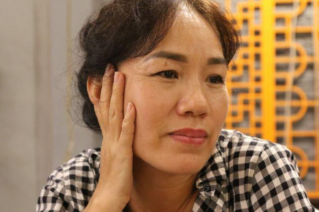 Cô học sinh cũ Quỳnh Vân vẫn nghi ngờ ông thầy cũ của mình về khả năng thuyết phục ông anh họ Nguyễn Thiều Quang. Photo courtesy of Huỳnh Phan.