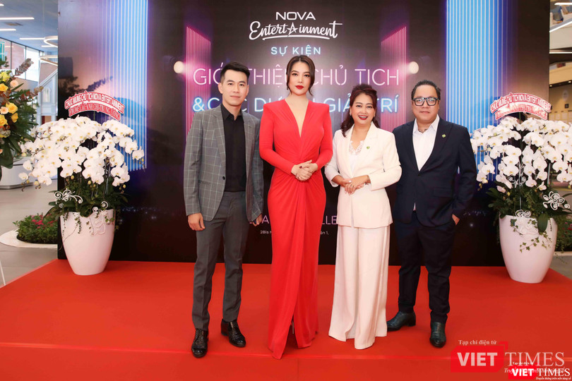 Ca sĩ Hồ Trung Dũng, tân Chủ tịch Trương Ngọc Ánh, Tổng giám đốc Lê Diễm Ly và Giám đốc sáng tạo Tùng LEO