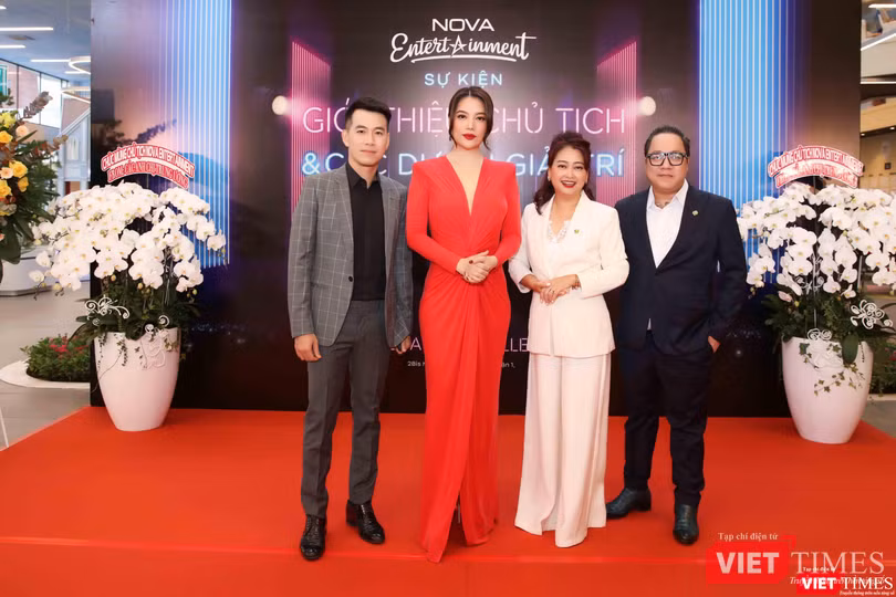 Ca sĩ Hồ Trung Dũng, tân Chủ tịch Trương Ngọc Ánh, Tổng giám đốc Lê Diễm Ly và Giám đốc sáng tạo Tùng LEO