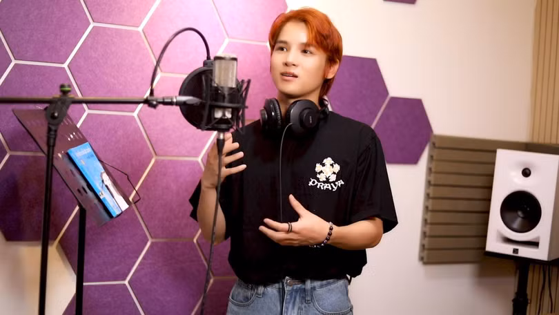 Ca sĩ Phạm Đình Thái Ngân trong phòng thu sách nói "Mắt biếc"