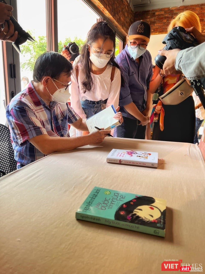 Nhà văn Nguyễn Nhật Ánh ký sách tặng bạn đọc tại sự kiện ra mắt sách nói