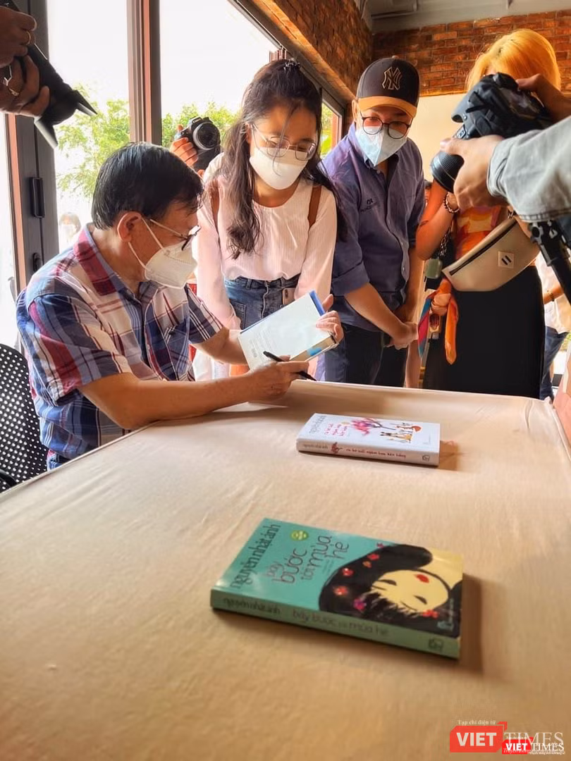 Nhà văn Nguyễn Nhật Ánh ký sách tặng bạn đọc tại sự kiện ra mắt sách nói