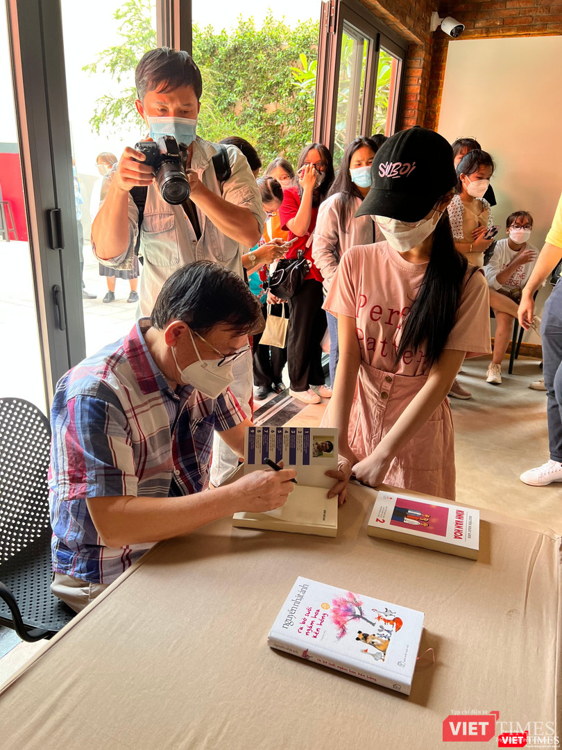 Ông là người sở hữu lượng fan hâm mộ lớn cho các tác phẩm xuất bản bằng tiếng Việt