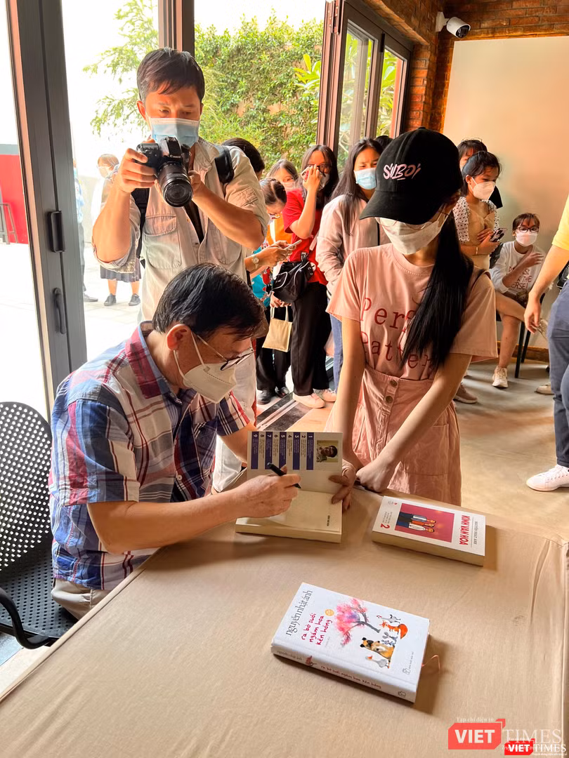 Ông là người sở hữu lượng fan hâm mộ lớn cho các tác phẩm xuất bản bằng tiếng Việt