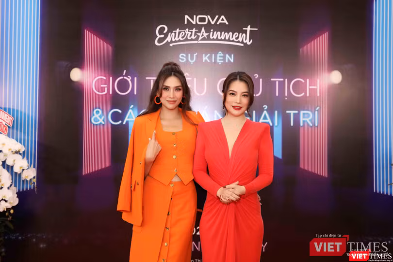 Siêu mẫu Võ Hoàng Yến đến chúc mừng tân Chủ tịch Trương Ngọc Ánh