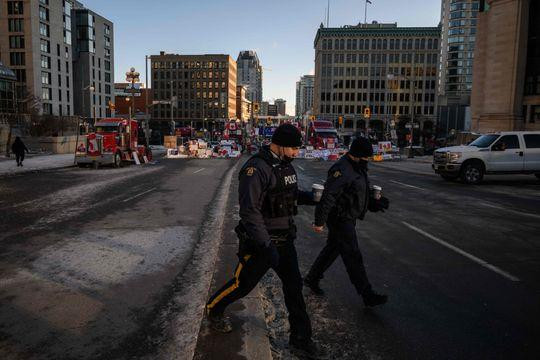 Biểu tình chống vaccine Covid-19 ở Ottawa hôm thứ hai (Ảnh: GETTY)