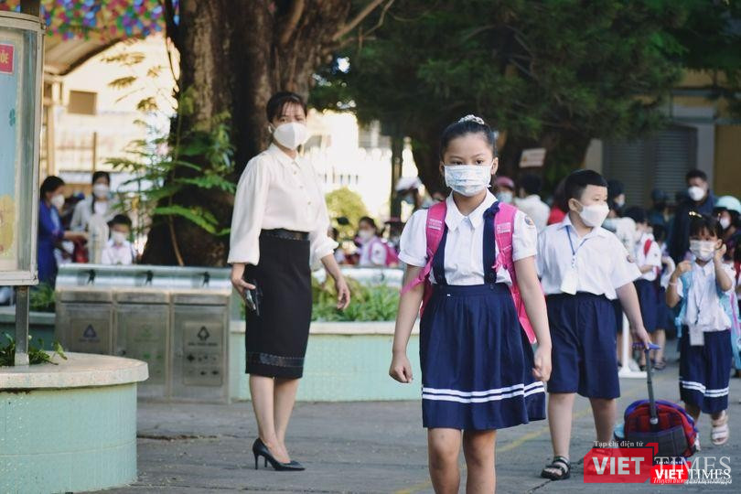 Học sinh trở lại trường cần đảm bảo an toàn phòng dịch - Ảnh: HCDC