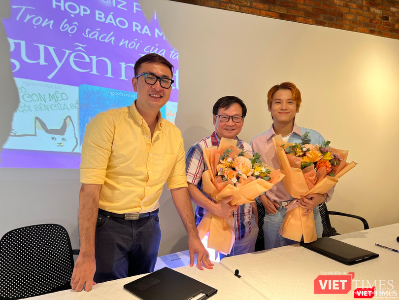 Ông Lê Hoàng Thạch, người đầu tiên bên trái ảnh - CEO của ứng dụng Voiz FM nói về quá trình thực hiện sách nói các tác phẩm của nhà văn Nguyễn Nhật Ánh