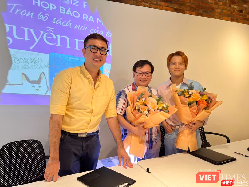 Ông Lê Hoàng Thạch, người đầu tiên bên trái ảnh - CEO của ứng dụng Voiz FM nói về quá trình thực hiện sách nói các tác phẩm của nhà văn Nguyễn Nhật Ánh