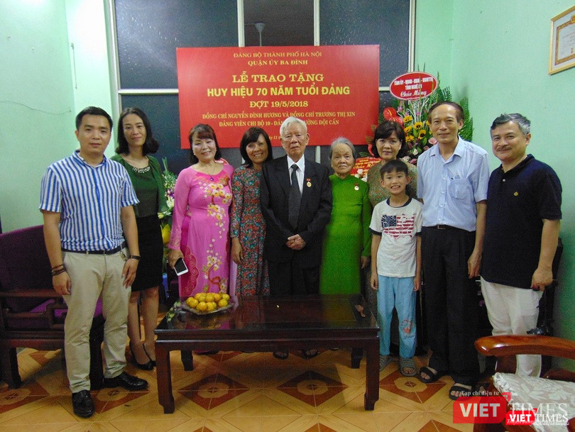 Gia đình chia vui cùng ông Nguyễn Đình Hương và bà Trương Thị Xin.