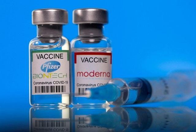 Vaccine Pfizer và Moderna. Ảnh: Reuters