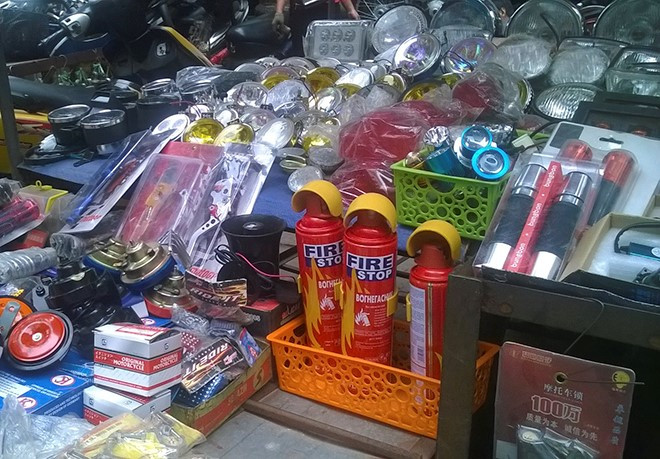 Một vài chiếc bình cứu hỏa mini còn được bày bán.