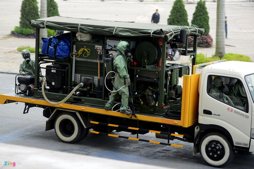 Lực lượng phòng hóa của Bộ Tư lệnh Thủ đô cũng có mặt. Đây là lực lượng tinh nhuệ, chuyên xử lý những tình huống khi có bom hóa học, cháy nổ xảy ra.