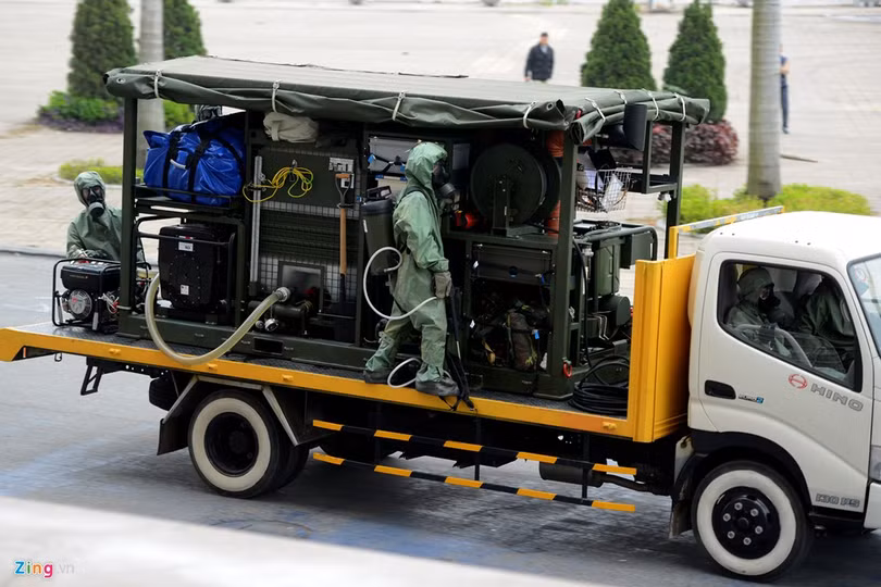 Lực lượng phòng hóa của Bộ Tư lệnh Thủ đô cũng có mặt. Đây là lực lượng tinh nhuệ, chuyên xử lý những tình huống khi có bom hóa học, cháy nổ xảy ra.