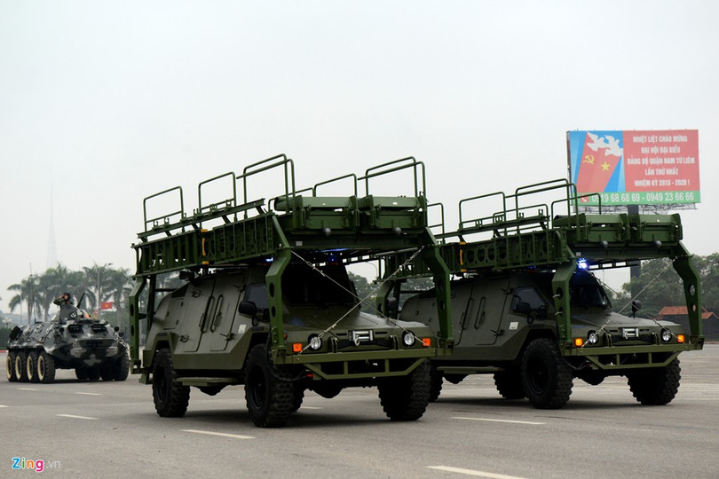 Trong số 125 ôtô đặc chủng tham gia Lễ xuất quân và diễn tập lần này, nhiều chiếc thuộc loại "khủng" trong khu vực, được trang bị vũ khí tối tân, có sức chiến đấu cao.