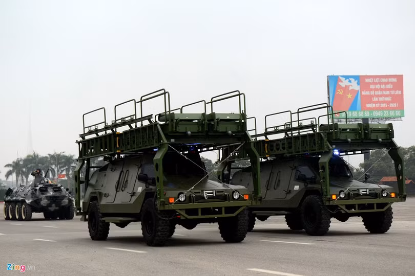 Trong số 125 ôtô đặc chủng tham gia Lễ xuất quân và diễn tập lần này, nhiều chiếc thuộc loại "khủng" trong khu vực, được trang bị vũ khí tối tân, có sức chiến đấu cao.