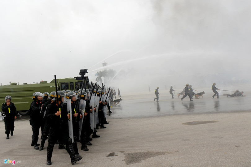 Bên ngoài xe được thiết kế bằng thép không rỉ, lưới bảo vệ kiên cố phía trước, phía sau là bồn chứa được 9 m3 nước. Bên trên là hai súng phun nước áp lực cao với nhiều lựa chọn kiểm soát bạo động hiện đại (thay bằng sơn, bọt...).