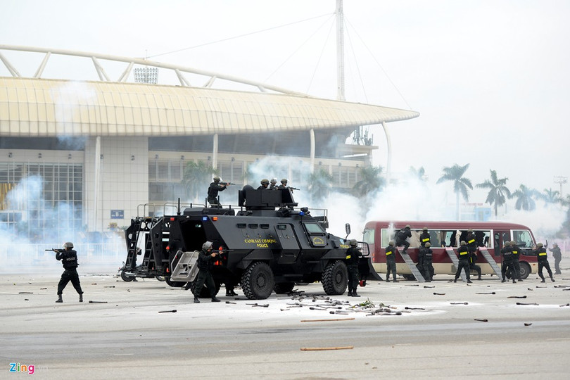 Xe có thân và kính chống đạn chống mìn, gầu xúc phía trước dễ dàng thu dọn chướng ngại vật lớn. Xe chở được 10 chiến sĩ, đạt vận tốc tối đa trên đường bằng phẳng 100km/h, có hệ thống phóng lựu đạn khói, xung quanh xe có vị trí lắp súng trung liên, các lỗ súng giúp chiến sĩ dễ dàng điền khiển, ngắm bắn mục tiêu.