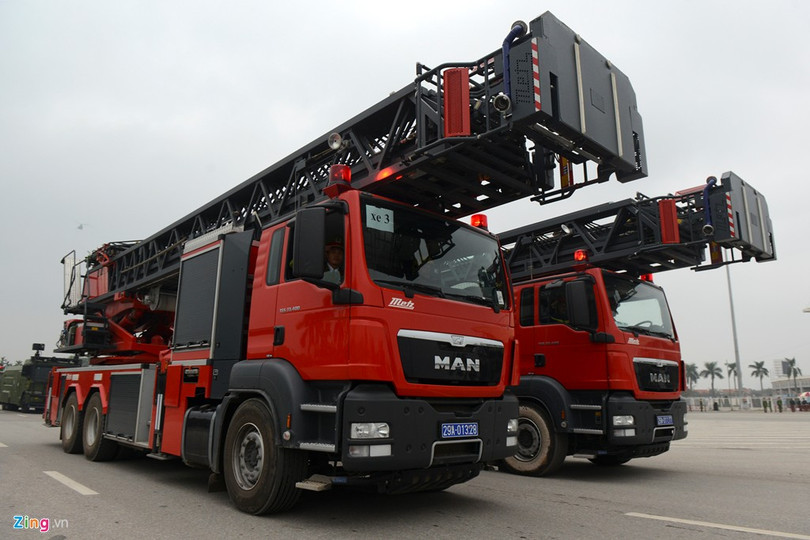 Xe thang chuyên dụng của Sở Cảnh sát PCCC Hà Nội có thể vươn cao 56 mét dùng trong các phương án cứu nạn ở những khu chung cư, toà nhà cao tầng.