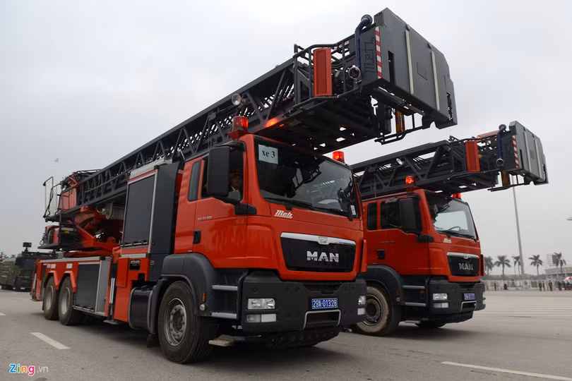 Xe thang chuyên dụng của Sở Cảnh sát PCCC Hà Nội có thể vươn cao 56 mét dùng trong các phương án cứu nạn ở những khu chung cư, toà nhà cao tầng.