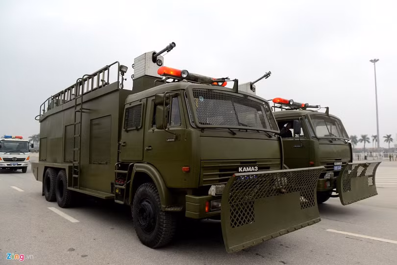 Ngoài 125 xe đặc chủng chủ yếu làm nhiệm vụ chống khủng bố, bạo loạn còn có 100 xe chở quân các loại, xe dẫn đường, cứu thương...