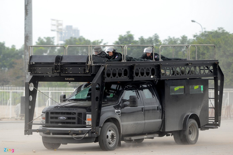 Điển hình là chiếc Ford F550 Super Duty - dòng xe bán tải hạng nặng do Mỹ sản xuất. Khi về Việt Nam, những chiếc xe được trang bị thêm nhiều tính năng vũ trang và chống bạo động chuyên dụng phù hợp.