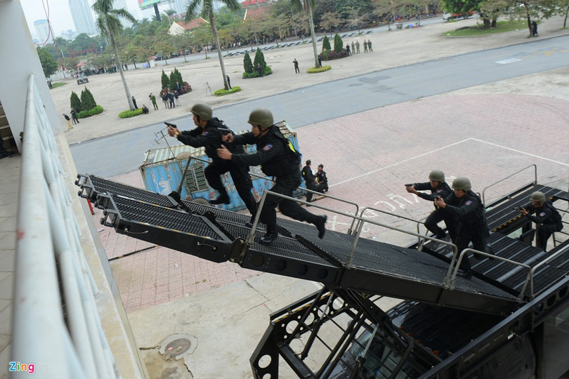 Ford F550 Super Duty được lắp hệ thống giáp bọc thép cấp độ B6, có thể phóng thang đôi với độ vươn 7,6 m tác chiến nhanh phục vụ công tác chống khủng bố tại sân bay, bến cảng, cao ốc...