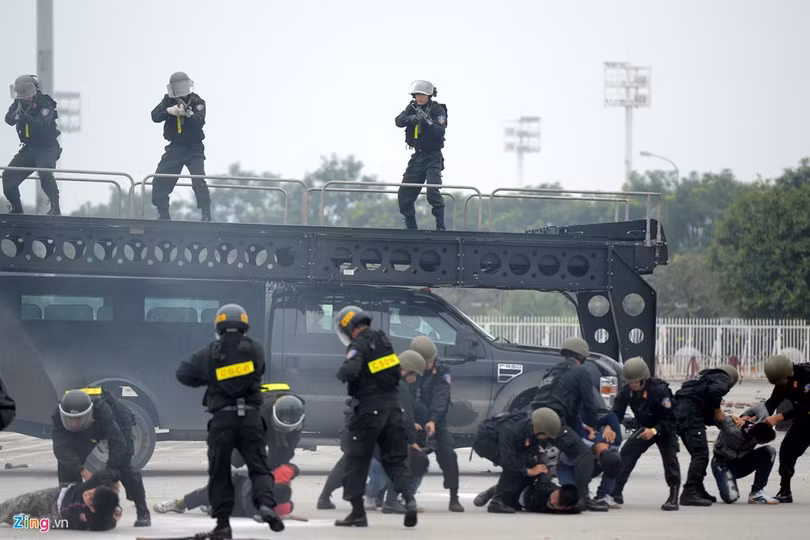 Xe nặng hơn 8 tấn, dài 7,2 m, có thể chở được 5 người trong cabin, 10 chiến sĩ trên nóc xe và thùng sau. Xe được trang bị động cơ mạnh, đạt tốc độ 90 km/h.