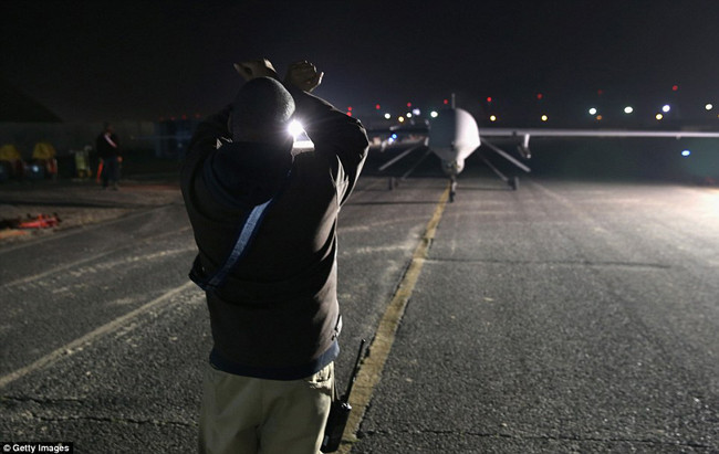 “Soi từ ốc vít” của MQ-1B Predator - “dã thú” săn IS ảnh 4