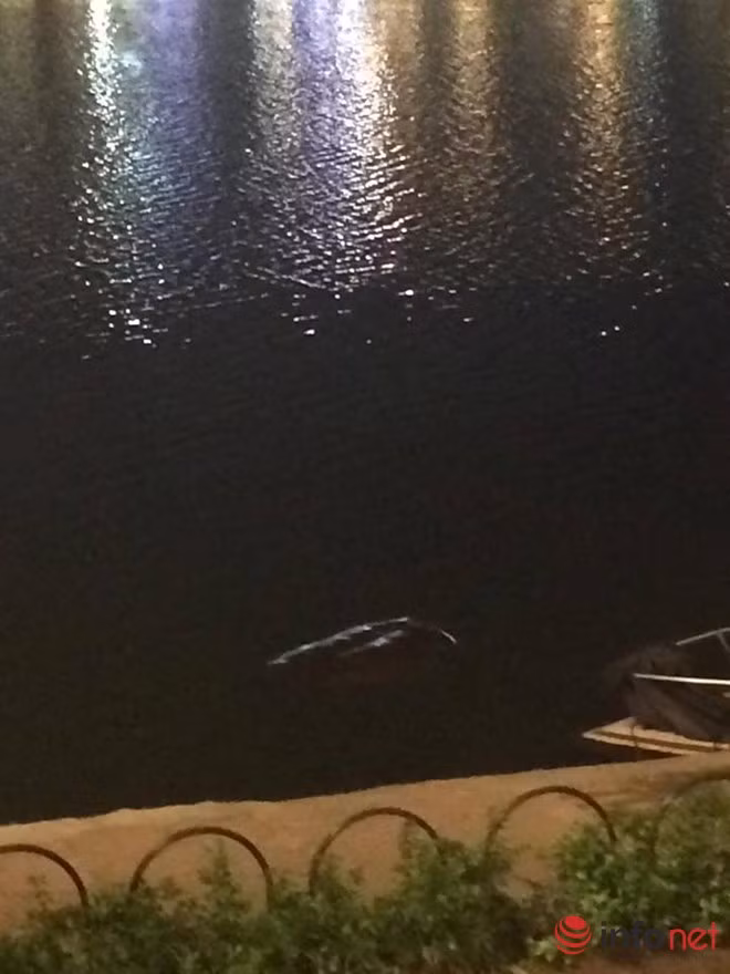 Hiện trường nơi xác "cụ rùa Hồ Gươm" đang được phong tỏa. (Ảnh: Xuân Phú)