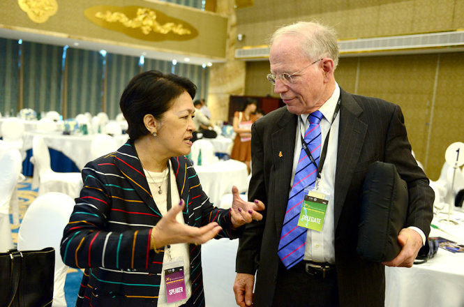 Đại sứ Tôn Nữ Thị Ninh - nguyên phó chủ tịch Ủy ban Đối ngoại Quốc hội Việt Nam - trò chuyện với một đại biểu tại hội nghị “20 năm quan hệ Việt - Mỹ: Triển vọng hợp tác kinh tế - giáo dục và tiếp theo với Hiệp định TPP” chiều 14-1 - Ảnh: Quang Định