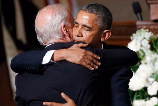 Tổng thống Obama ôm ông Biden trong đám tang con trai Beau Biden. Ảnh: AP