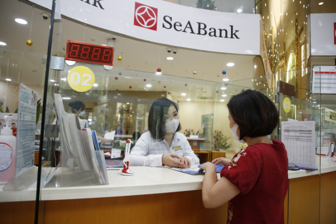 Khách hàng tới giao dịch tại SeABank. Ảnh: SeABank