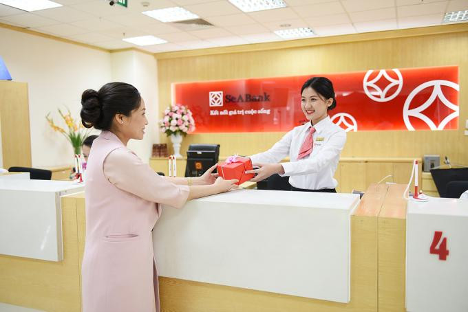 Khách hàng giao dịch tại SeABank. Ảnh: SeABank.